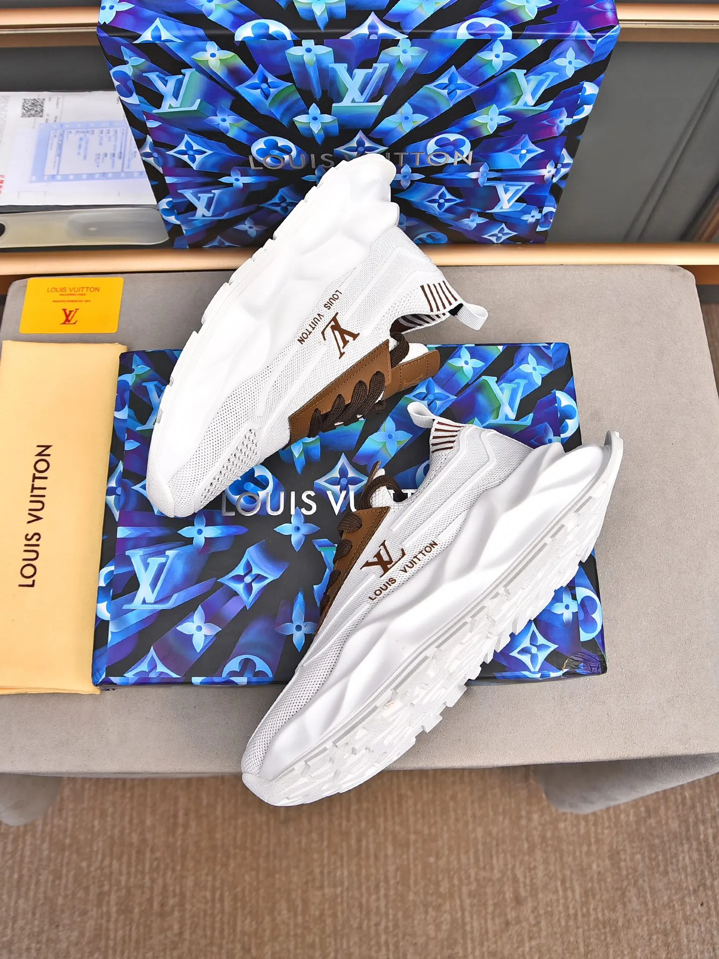 Men's shoes 💰500 LV high-end hot model 👍 Counter 1 design. The face is made of high-elastic fly knit + cowhide + imported glue! TPU outsole is easy to put on, light, comfortable and elastic, trendy and fashionable! ! ! 💪Multiple colors to choose from! Code number: 38-44 (45 46 customized)